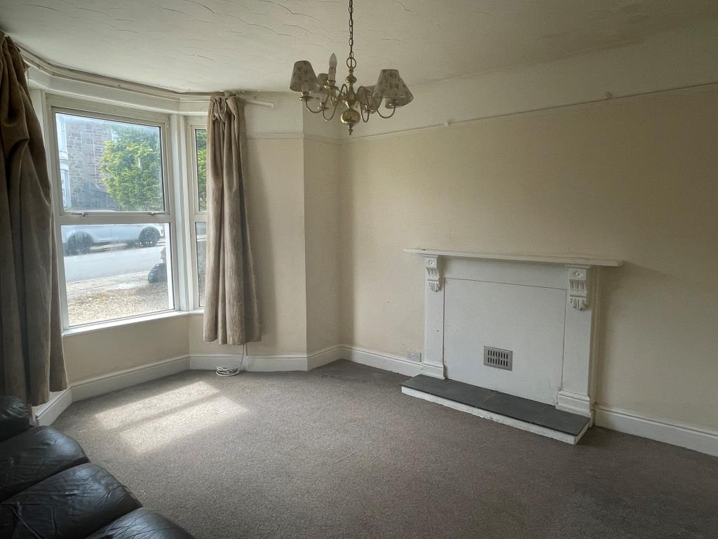 Lot: 102 - BAY FRONTED HOUSE FOR IMPROVEMENT -